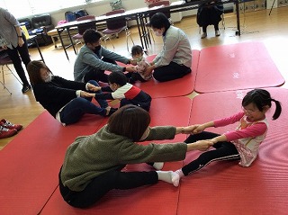 親子でストレッチ