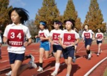 力走する持久走の部(女子)の選手達