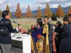 優勝旗を受ける選手
