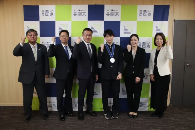【長岡京市表敬訪問】
日　時：令和７年５月２日（金）
出席者：長岡京市（市長、市議会議長、教育長）
　　　　乙訓高校（校長、池端教諭、小野凌駕君）

小野凌駕君が2025世界カデ(U-17)選手権大会男子フルーレ個人第2位に入賞し、この度、長岡京市に表敬訪問しました。

#乙訓高校
#乙高
#フェンシング
#2025世界カデ選手権大会男子フルーレ