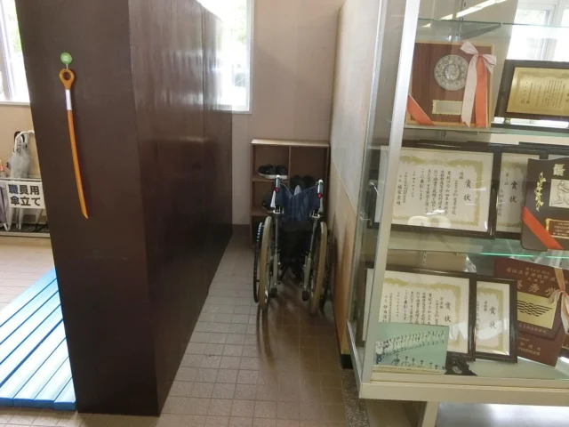 【車椅子・担架の設置場所】

　【車椅子】・【担架】のある場所を知ってますか？

　車椅子は事務室前、保健室、体育館に計３台あります。

　担架は体育館に１台、保健室に2台（1台は簡易型）の計3台あります。

　覚えておきましょう！

#乙訓高校
#乙高
#車椅子
#担架
#安心安全
#救急対応