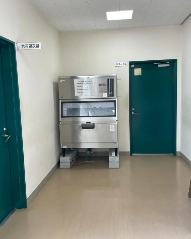 【アイシング専用の製氷機】

　　初夏を迎え、例年のように気温が高くなっていくことが予想されます。

　熱中症や、捻挫などのケガをした場合の冷却用の製氷機を体育館の更衣室前に設置しています。

　飲料用には適さないため、アイシング専用の氷です。

　熱中症の予防対策として、普段の水分補給、適宜休憩を取ることには気を配りましょう！

#乙訓高校
#乙高
#アイシング
#熱中症
#熱中症予防対策