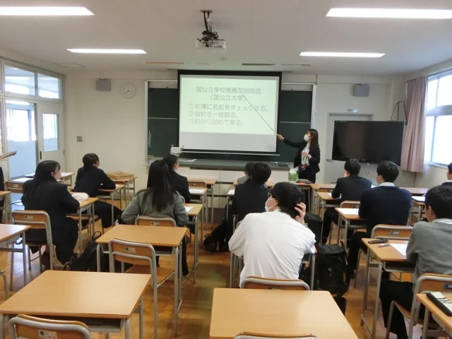 【国公立大学（学校推薦型選抜説明会】

　日時：令和７年４月30日(水)

　対象：国公立大学受験者

　内容：
　　　1学校推薦型選抜の流れについて
　　　2小論文・教科の個別指導案内

　　　3小論文模試（希望者のみ）

　学校推薦型選抜とは、高校の学校長から推薦を受けることで出願できる入試方式のことです。
　
　国公立大学の学校推薦型選抜では、一般選抜とは異なり、高校の成績や志望理由書、活動実績、小論文や面接などが生徒の多角的な能力が重視され、特技などを活かして受験することができます。対策を早期からしっかり行い、合格に向けて頑張りましょう！

#乙訓高校
#乙高
#国公立大学受験
#学校推薦型選抜