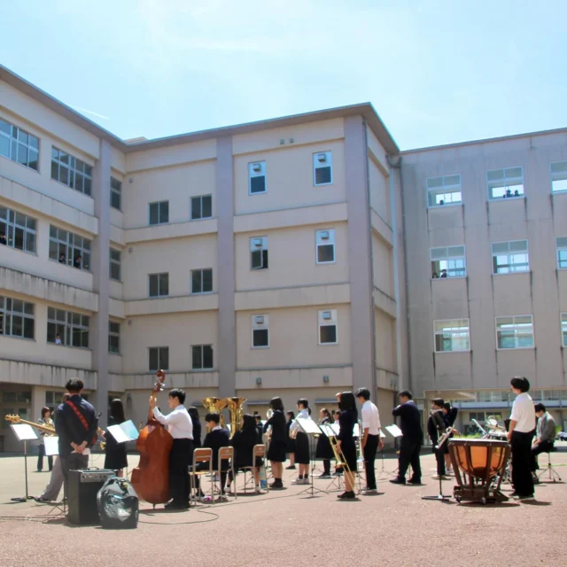 こんにちは、吹奏楽部です。

５月８日（木）お昼休み、新入部員のお披露目のため、中庭コンサートを行い、先日の長岡京駅前広場コンサートで演奏した３曲のうち２曲を演奏しました。

次回の中庭コンサートは、６月頃の予定です。

#乙訓高校
#吹奏楽部
#新入部員
#お披露目
#中庭コンサート
#エトピリカ
#祭
#八木節
#ブラスロック
#乙高吹部
#乙高吹部official
#吹奏楽部上から見るか下から見るか
#部員募集中
#初心者歓迎

#Kyoto #Nagaokakyo #Otokuni #WindOrchestra #Beginner #Debut #Courtyard#LunchtimeConcert #Flute #Clarinet #Saxophone #Trumpet #Horn #Trombone #Bass #Percussion
