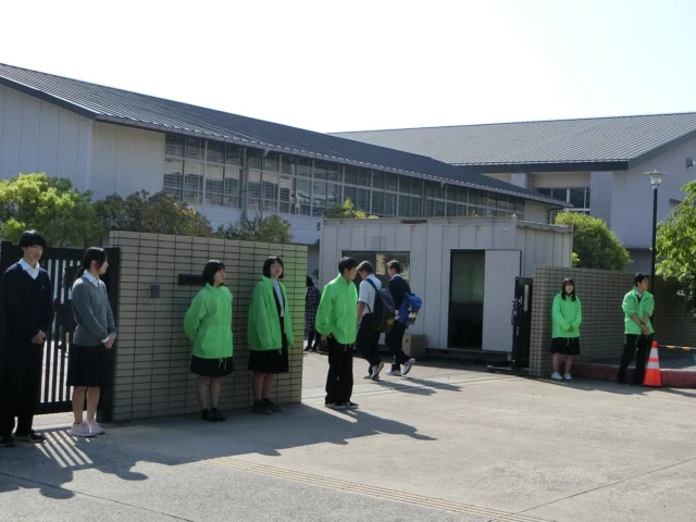 【交通安全指導週間】が始まりました！

　5月12日(月)〜16日（金）に向日町警察署、PTA、生徒会の方々の御協力を得て集中的に行っています。

#乙訓高校
#乙高
#交通安全指導
#向日町警察署
#生徒会
#PTA