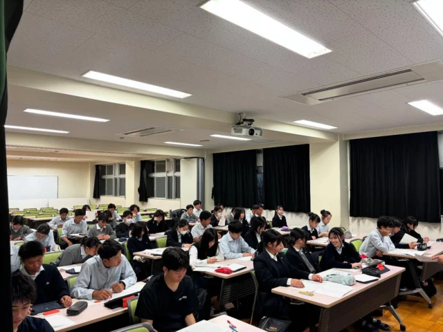 【放課後英語講座（2年生）】が始まりました！

　目的：部活動実施時間を十分に確保しながら、学力向上を図り、希望進路の実現のための進学補習を実施する。

　対象：2年生で国公立大学及び難関私立大学進学を目標とする生徒（希望者）

　実施日：月曜日20回程度

　内容：国公立・難関私立大学の合格を目標に、受験に特化した応用レベルの入試問題など。

#乙訓高校
#乙高
#放課後英語講座