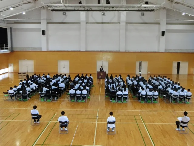 令和７年度　第３学年「第１回人権学習」を実施しました！

　日時：令和７年５月14日(水)

　講師：毛利 崇先生（弁護士）
　テーマ：「高校生のための労働法」

　内容：高校を卒業し、就職あるいは進学したうえでのアルバイト等、実社会で働くことについて詳しくお話しいただきました。

#乙訓高校
#乙高
#人権学習