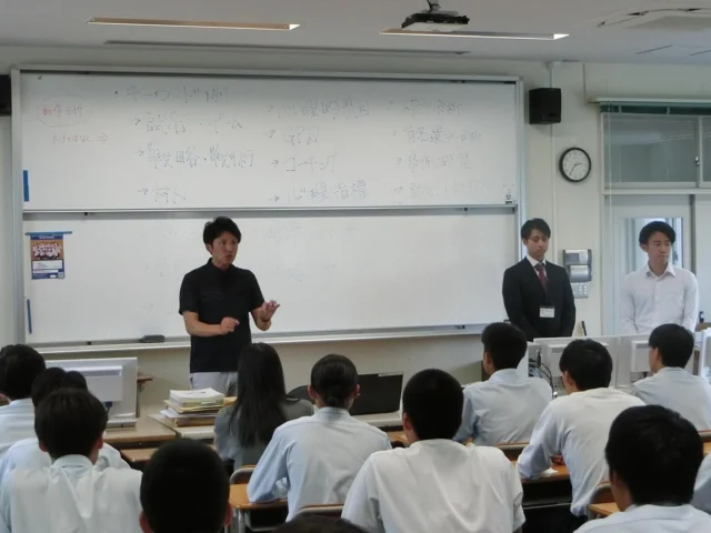 【スポーツ総合演習】　スポーツ健康科学科２年生の授業の様子

　スポーツ健康科学科では２年生で探究学習の成果として研究発表会を行っています。

　今回の授業は先行研究の調べ方の導入ととして、「自分の弱点を改善するためには」というテーマで個人それぞれの改善のための先行研究を調べました。

　１学期中にグループ分けして夏休みには予備実験に入る計画でスタートしました。

　例年より早いペースです！

#乙訓高校

#乙高
#スポーツ健康科学科
#研究発表
#探究学習