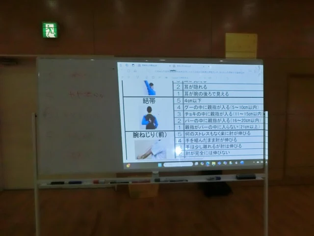 【スポーツ概論】スポーツ健康科学科１年生の授業の様子
　「体の構造・動く仕組み」
　
　「自分の体をチェックしよう！」からスタートです。

#乙訓高校
#乙高
#スポーツ健康科学科