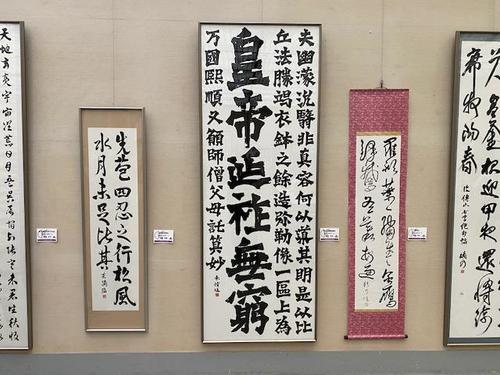 中央が坂口さんの作品です。
中国北魏時代の龍門造像記の臨書作品です。