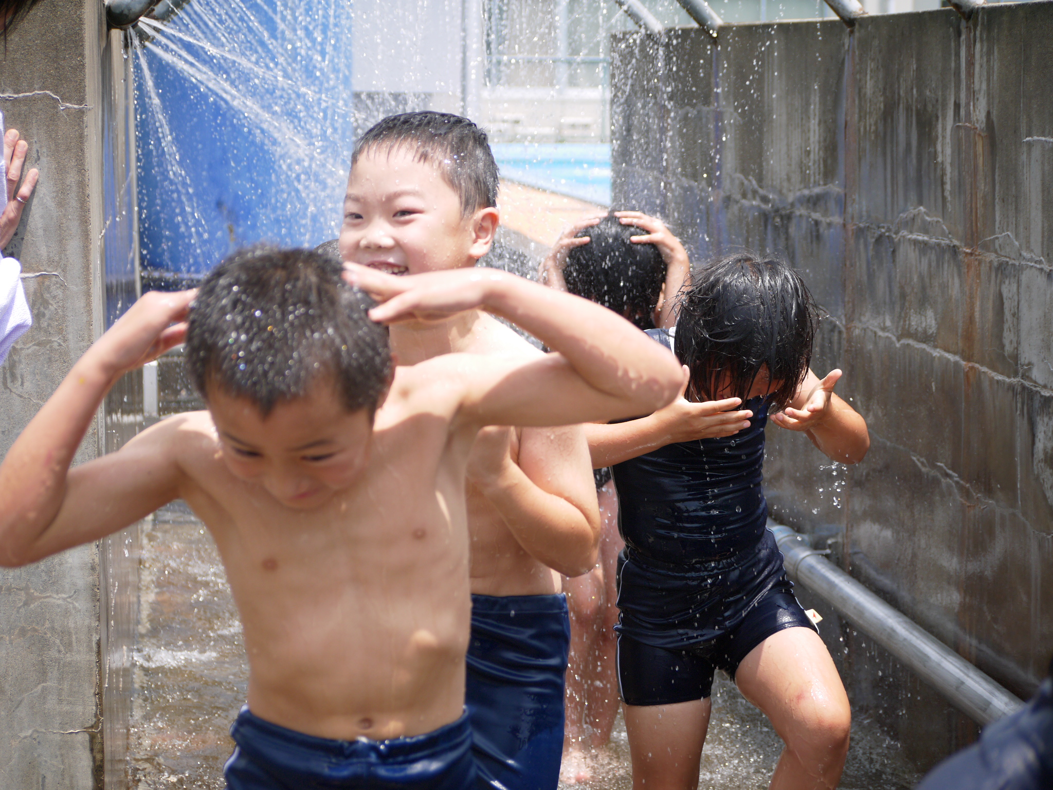 小1 プール開きシャワー 佐賀小学校：学校紹介