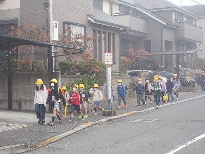 R4　11/22　6年生がいあない中での登校