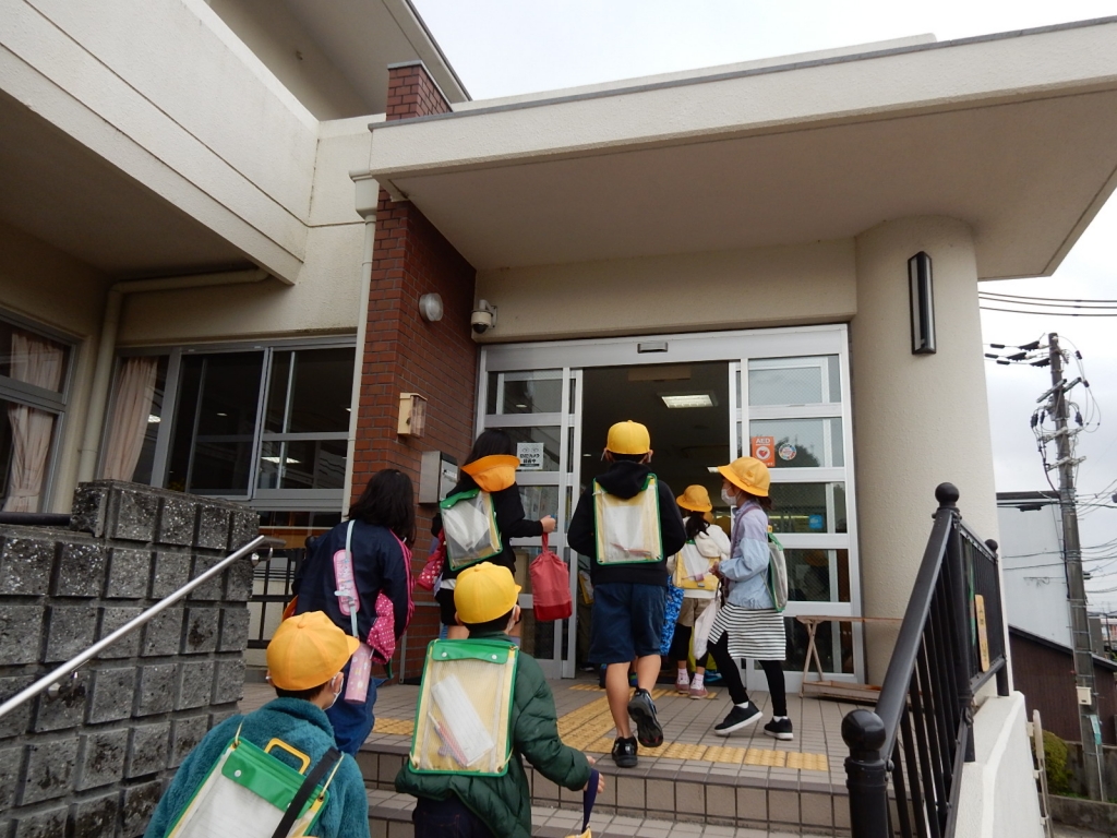 R4　11/30　2年生　町探検に行ってきました。