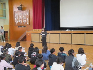 ５、６年生が体育館で高学年集会を行いました。