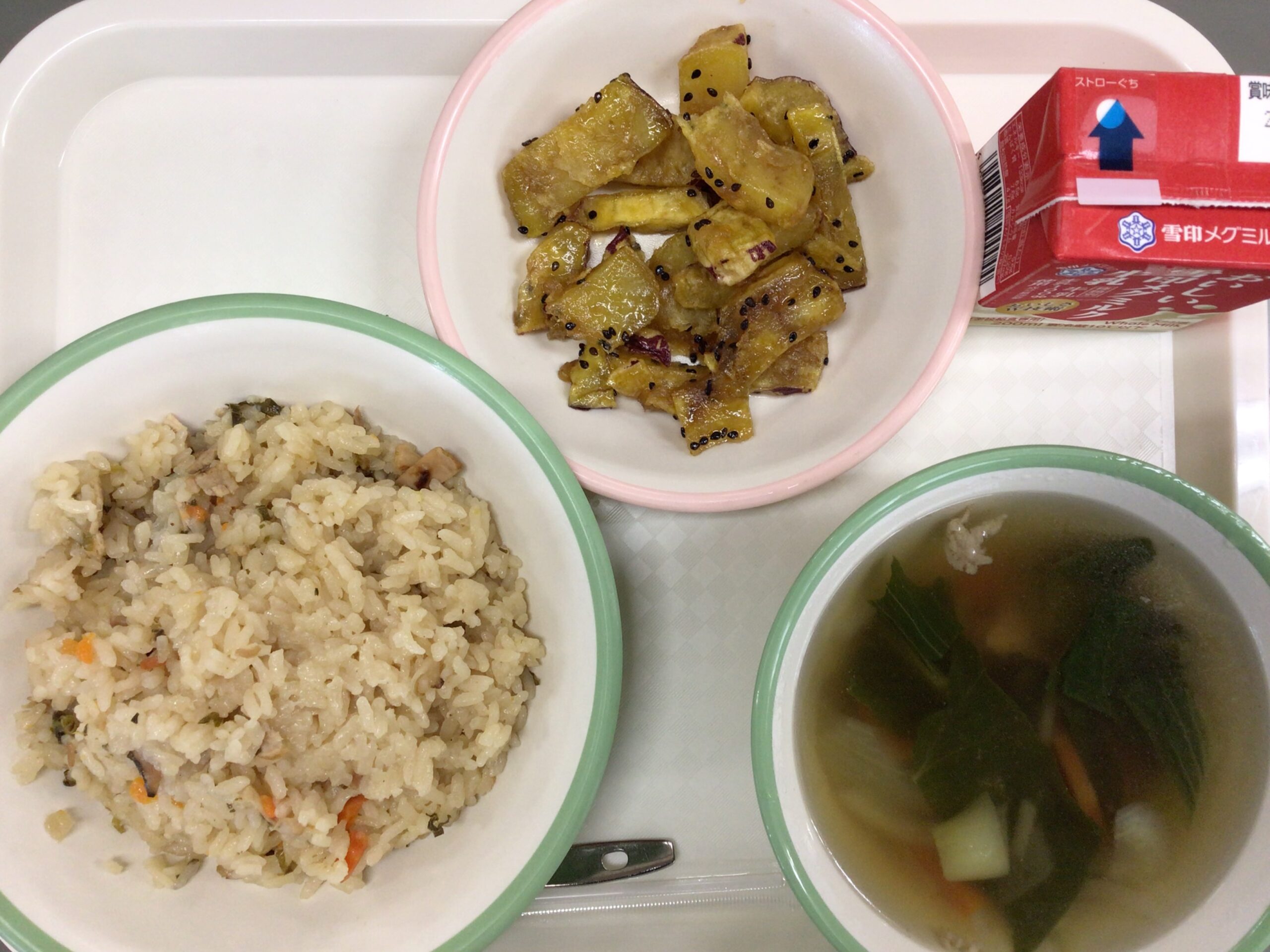 10月1日(火)の給食：チャーハン他