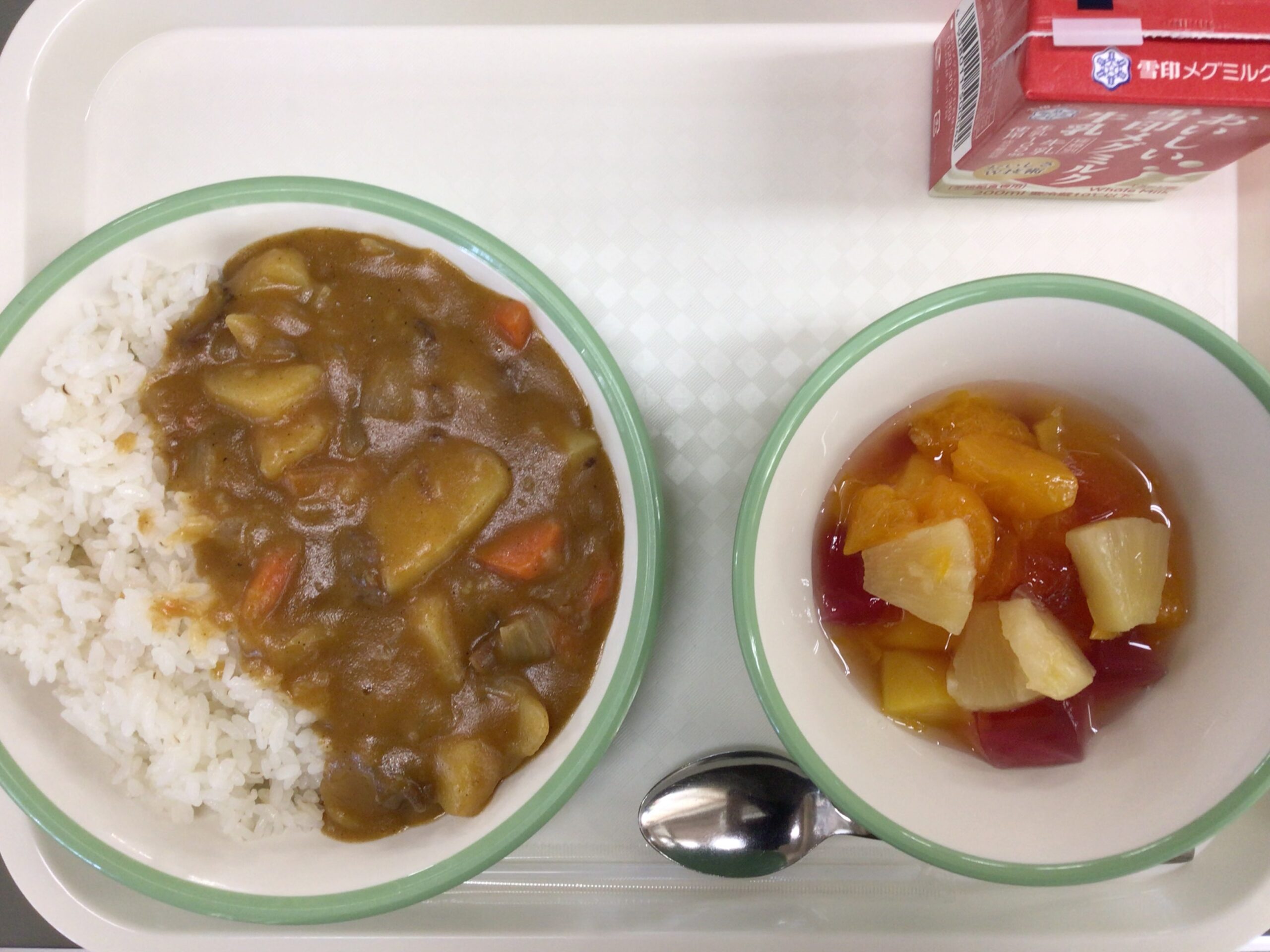 10月10日(木)の給食：カレーライス他