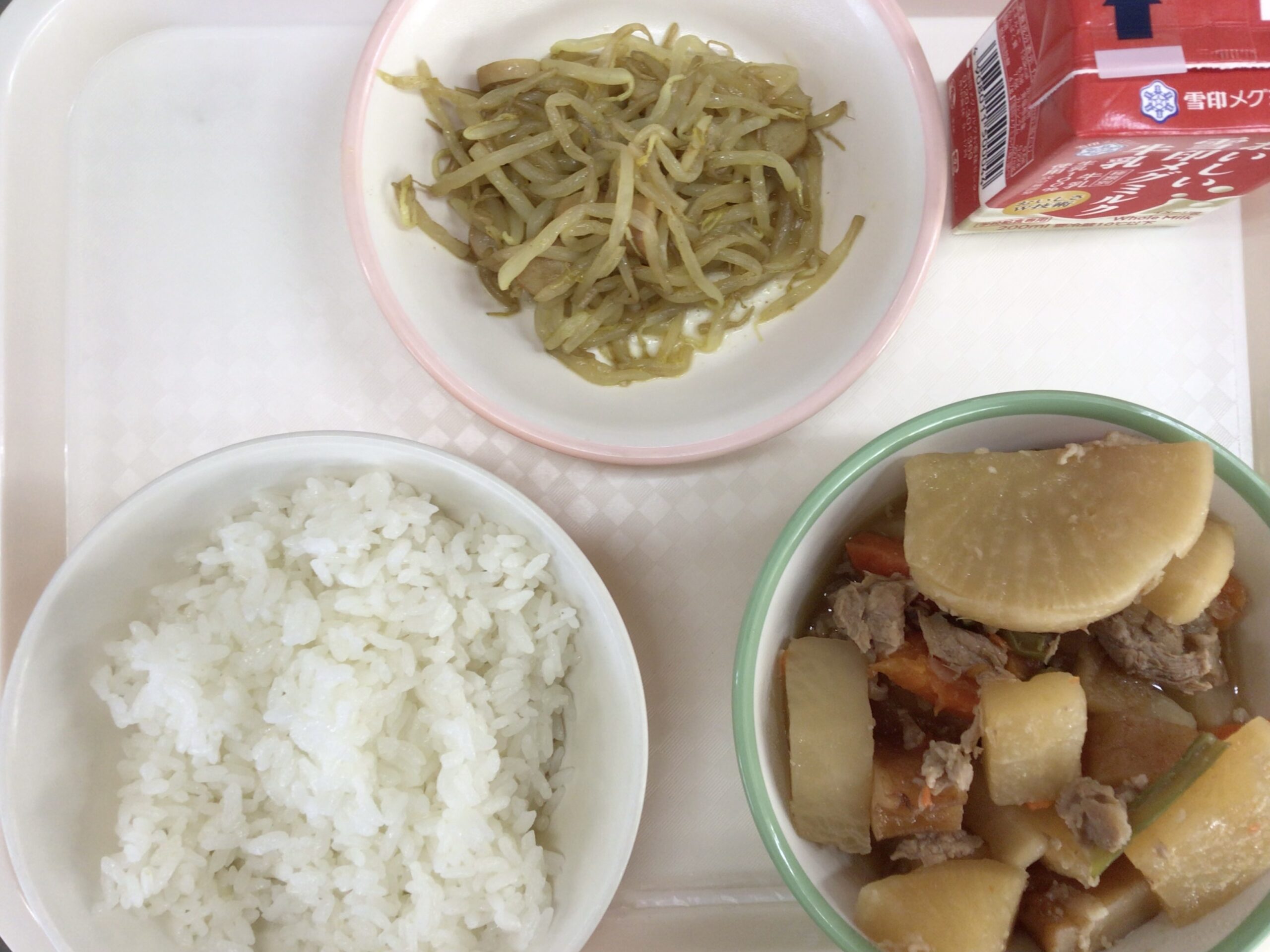 11月1３日(水)の給食：大根と豚肉の煮物他