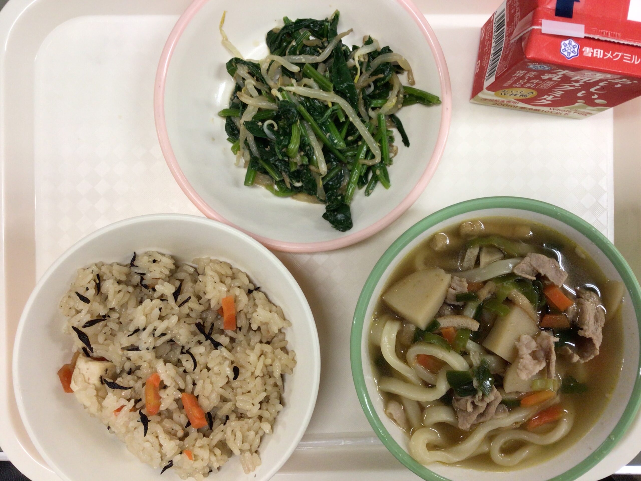 11月26日(火)の給食：かやくうどん他
