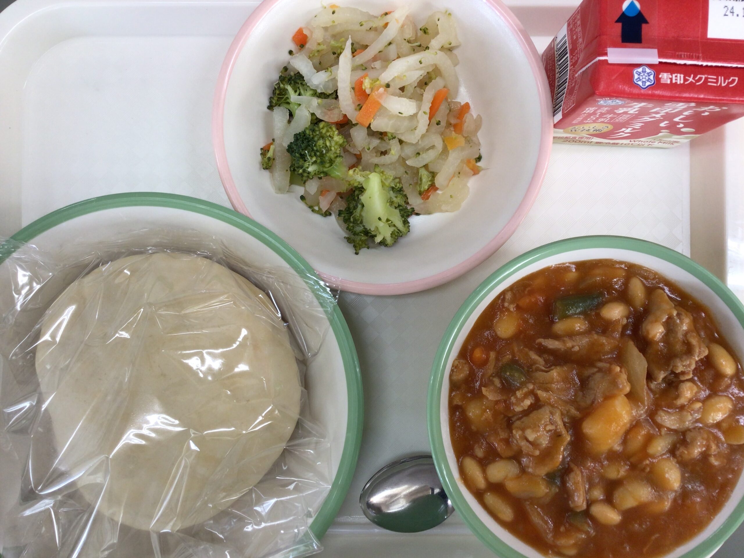 12月6日(金)の給食：ポークビーンズ他