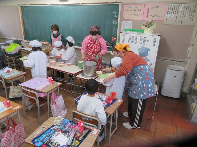 初めての給食、いただきます！