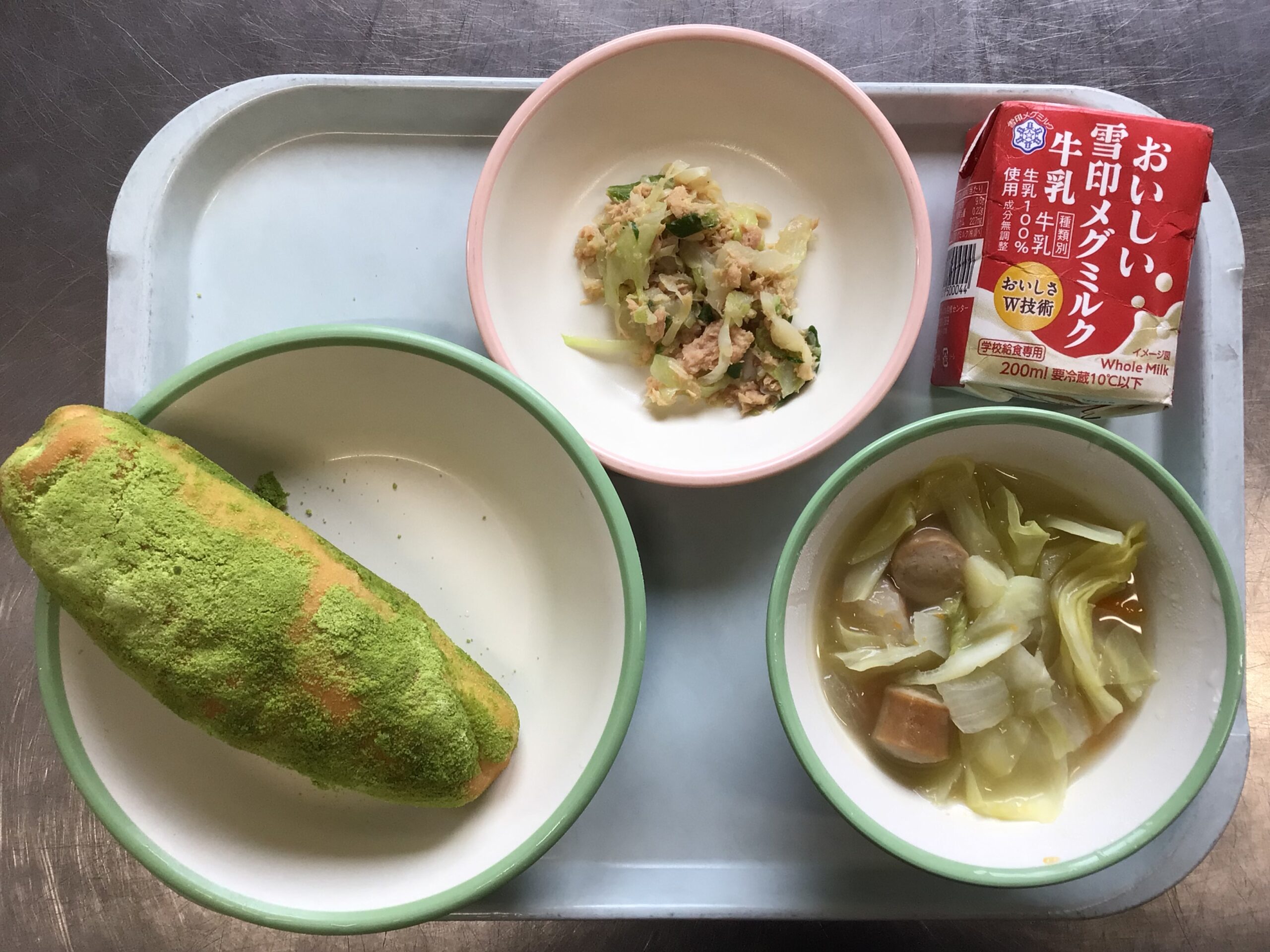 5月23日(金)の給食：きなこっ茶パン他