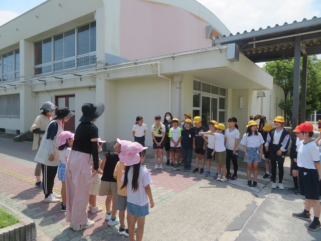 幼小連携「ひまわりの苗植え」　　　　　　　　　　　　　　　　　～小学生と園児が心をつなぐ活動～
