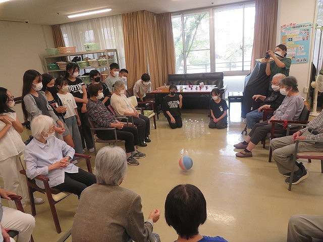 6年生　特別養護老人ホーム「八勝館」との交流学習