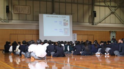 非行防止教室の講演会を聞く様子