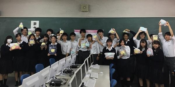 HPこちらから送るプレゼントを持って・・・集合写真を撮りました。.jpg