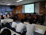 １　８名のゲストに来ていただきました。司会と挨拶は２年生です.JPG
