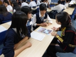 １０　２年生　小グループに分かれて交流１.JPG