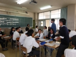 １３　１年生　クラスでクイズに挑戦.JPG
