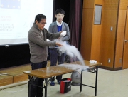 写真③超伝導現象の実験.JPG