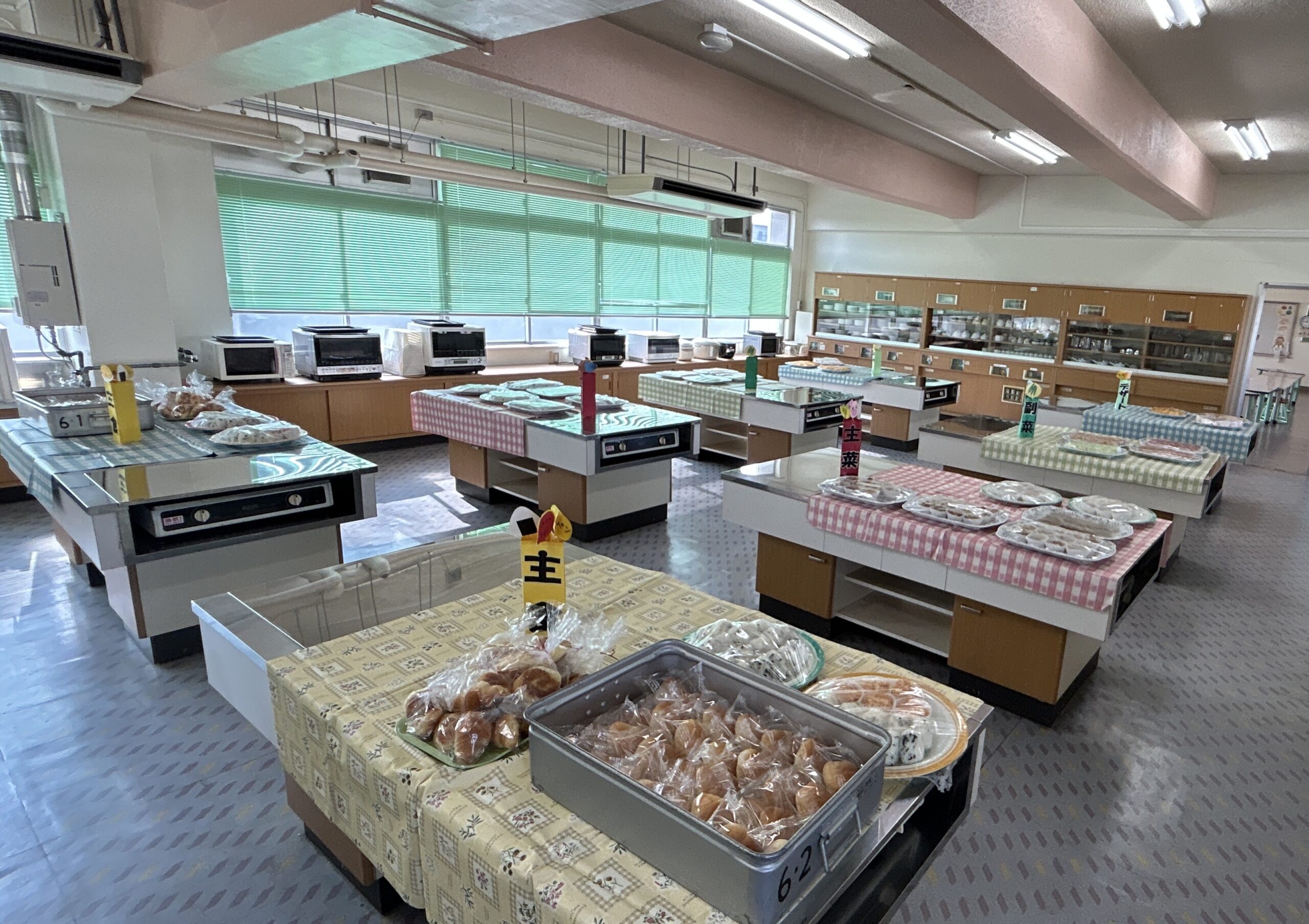 ６年生栄養バイキング給食