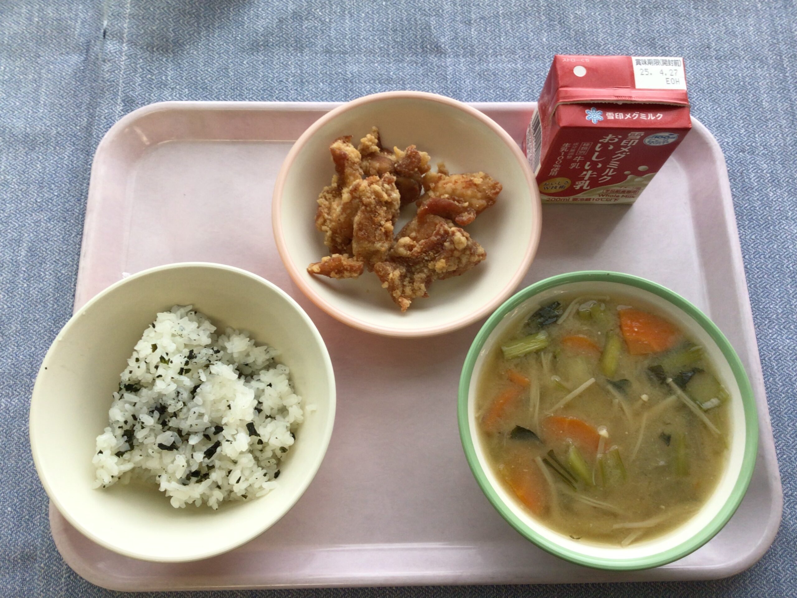 １年生の給食が始まりました。