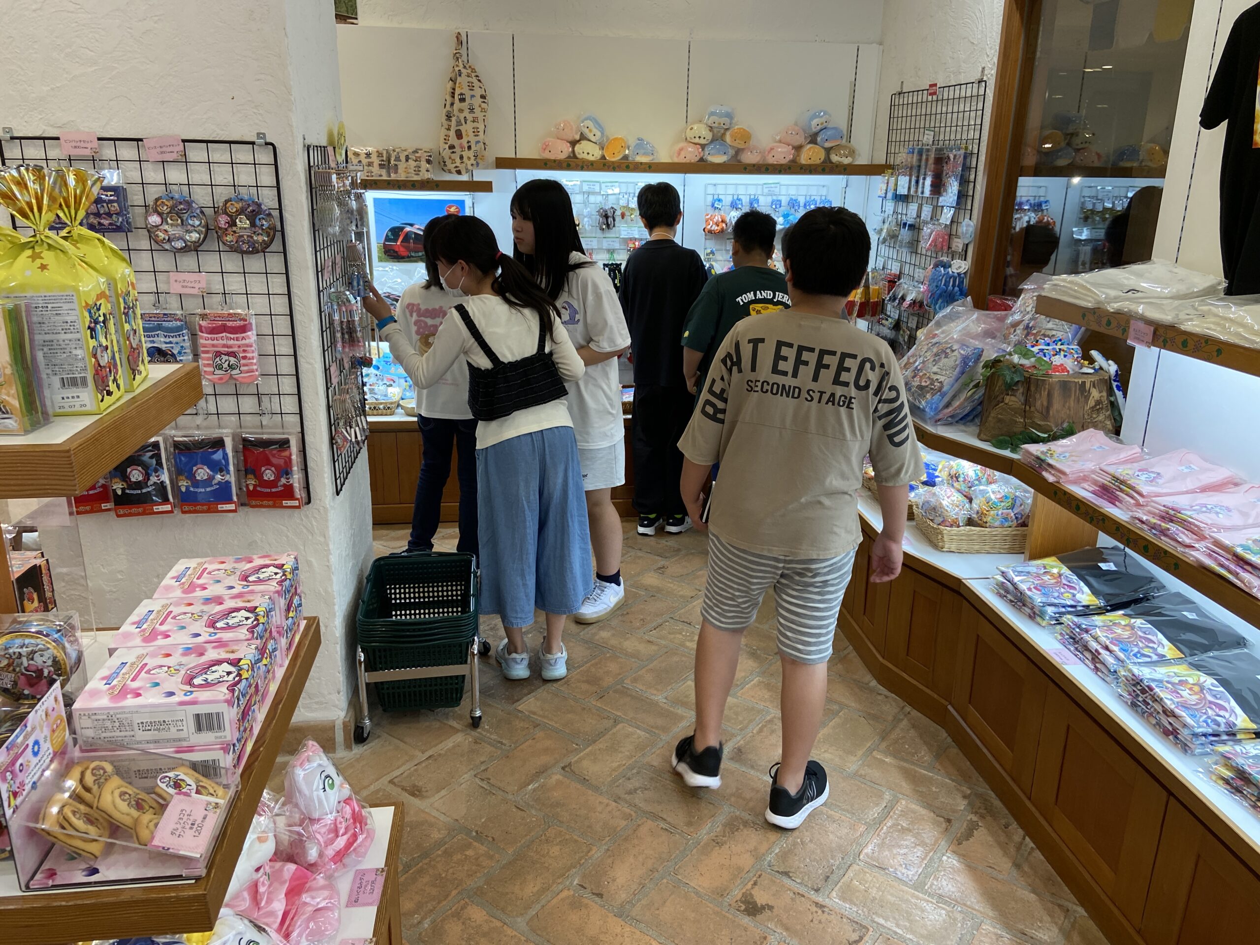 おみやげ選びで笑顔いっぱいのひととき