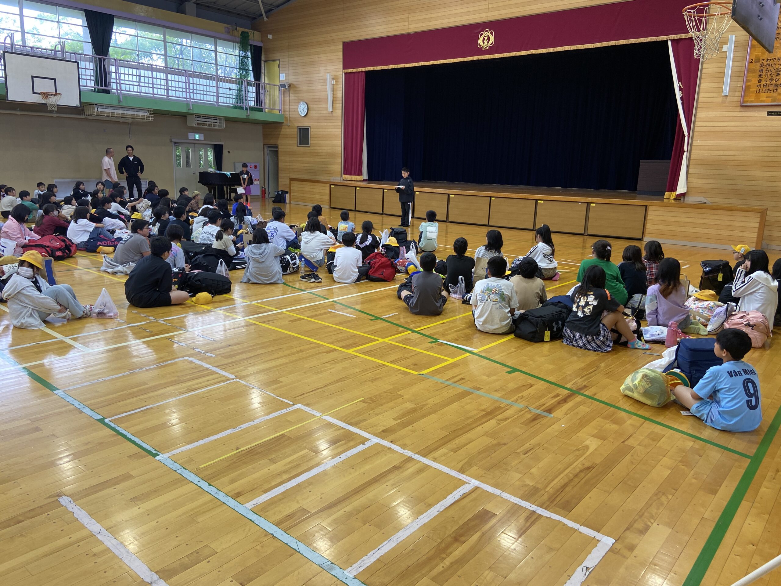無事帰校、笑顔で解散式