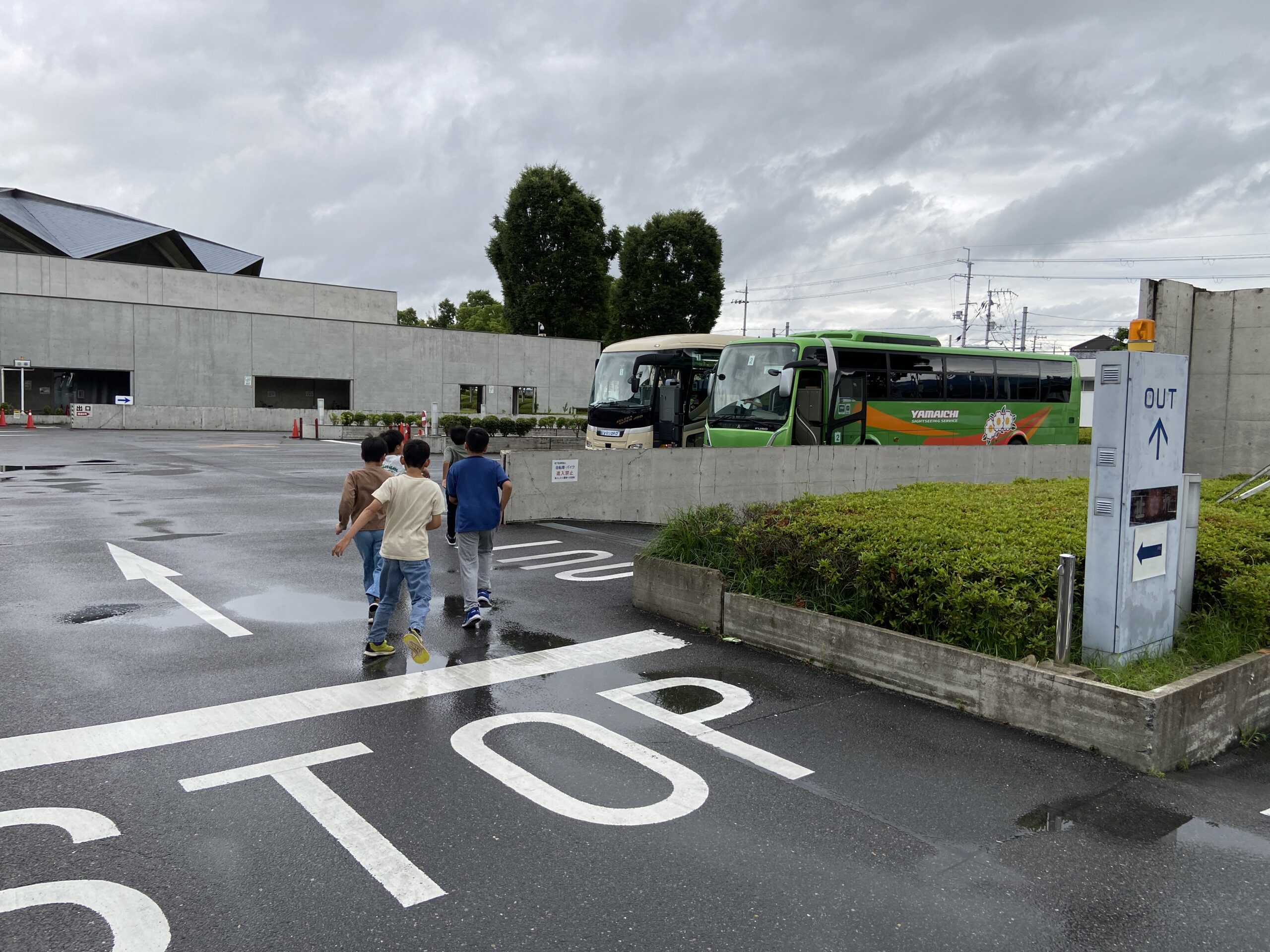 サービスエリアで休憩中　みんな元気です！
