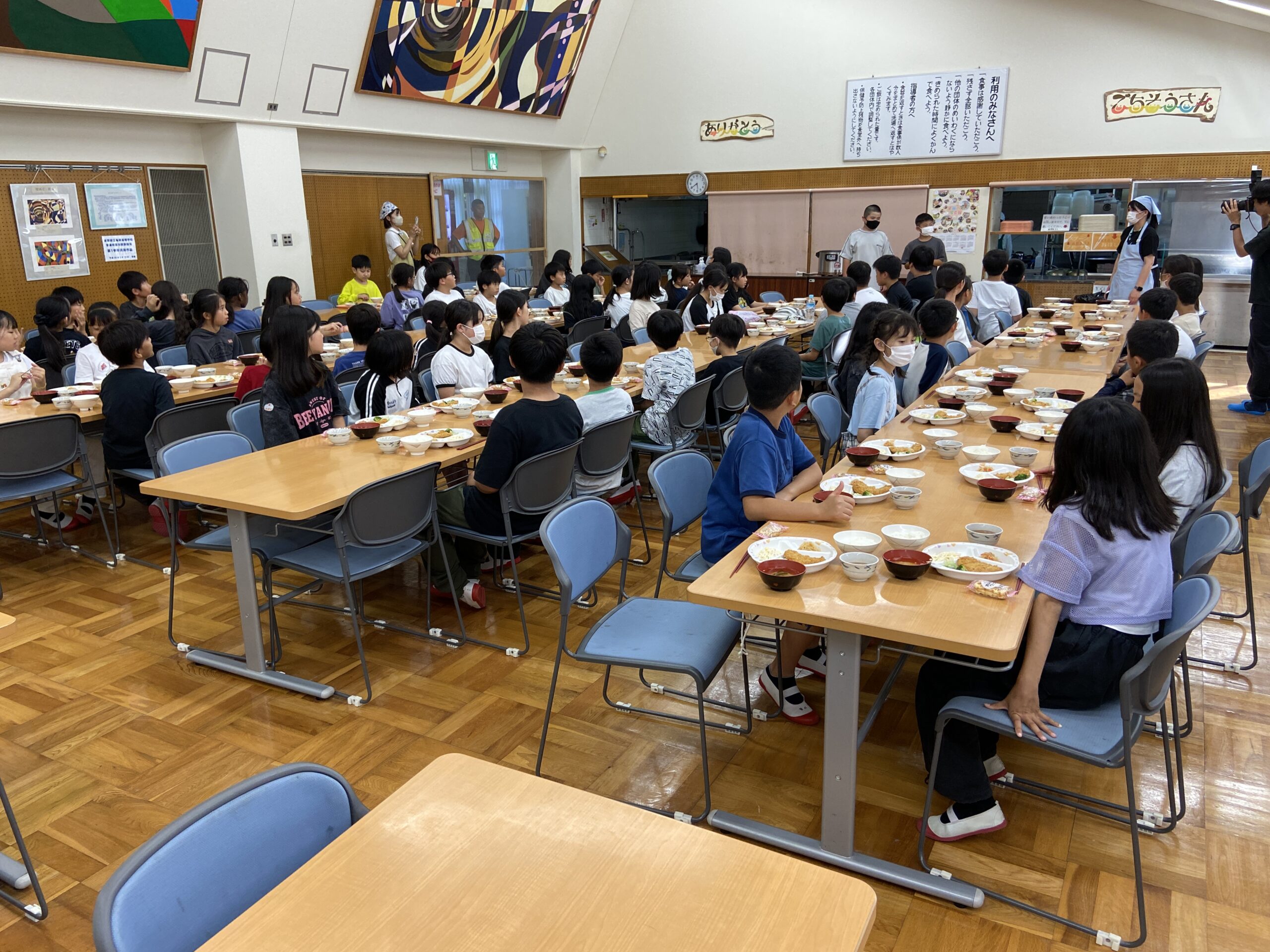 いただきます！みんなで楽しく夕食中
