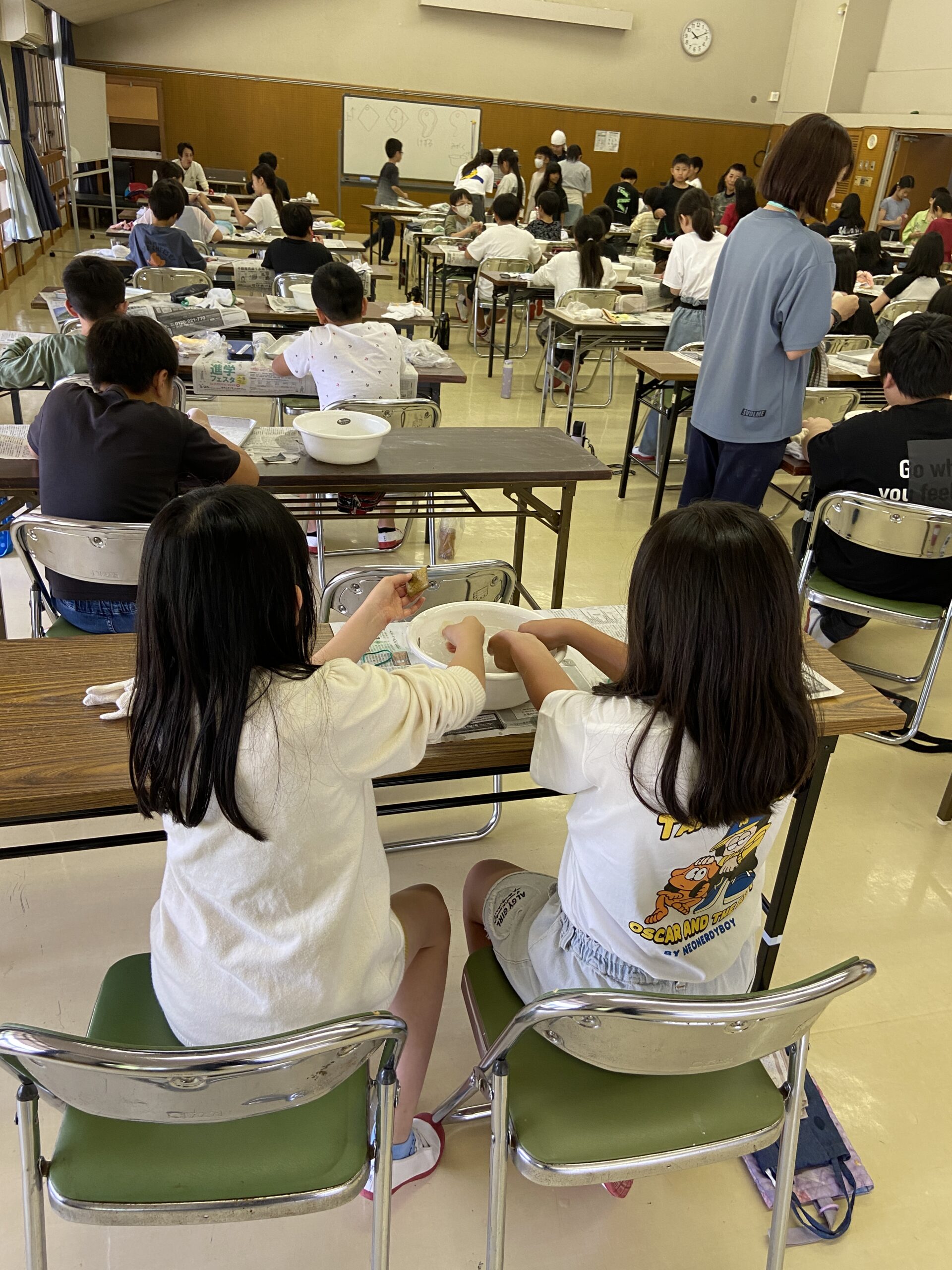 石を削って形にする喜び　勾玉づくりに挑戦