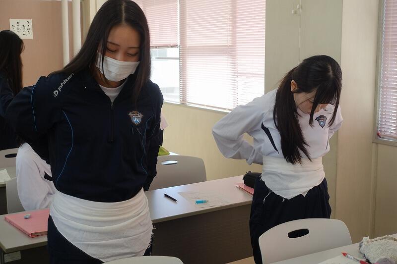 包帯法【三角巾】（人間科学科1年生） - 京都府立京都八幡高等学校