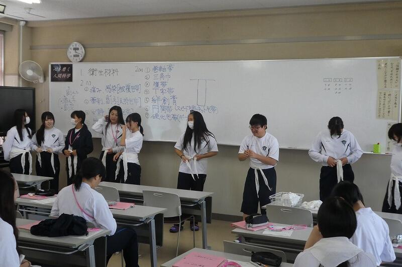 包帯法【三角巾】（人間科学科1年生） - 京都府立京都八幡高等学校