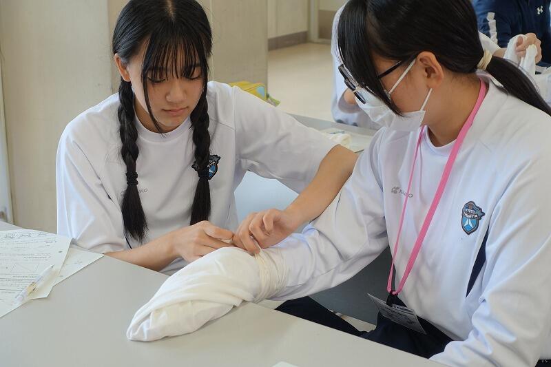 包帯法【三角巾】（人間科学科1年生） - 京都府立京都八幡高等学校