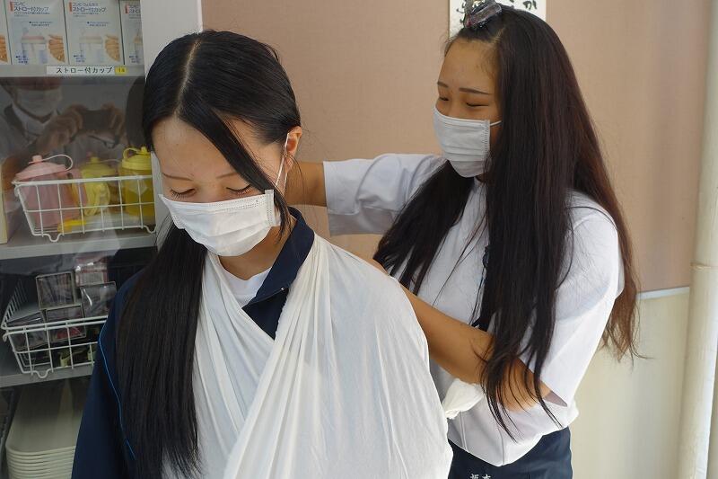 包帯法【三角巾】（人間科学科1年生） - 京都府立京都八幡高等学校