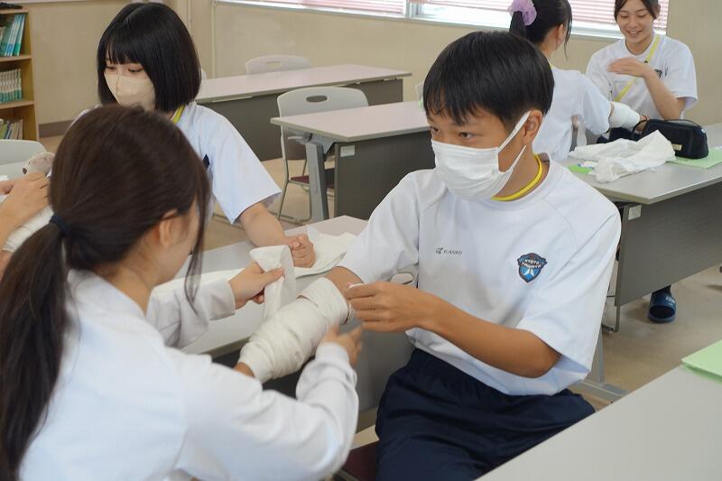 包帯法【三角巾・巻軸帯】（人間科学科2年生） - 京都府立京都八幡