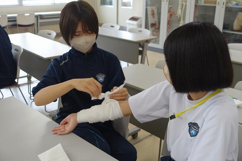 包帯法【三角巾・巻軸帯】（人間科学科2年生） - 京都府立京都八幡