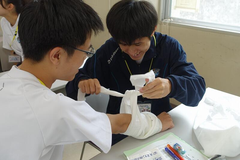 包帯法【三角巾・巻軸帯】（人間科学科2年生） - 京都府立京都八幡