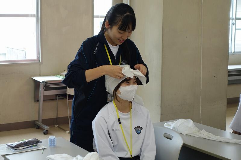 包帯法【三角巾・巻軸帯】（人間科学科2年生） - 京都府立京都八幡