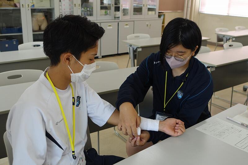 包帯法【三角巾・巻軸帯】（人間科学科2年生） - 京都府立京都八幡