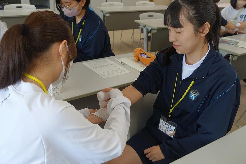 包帯法【三角巾・巻軸帯】（人間科学科2年生） - 京都府立京都八幡